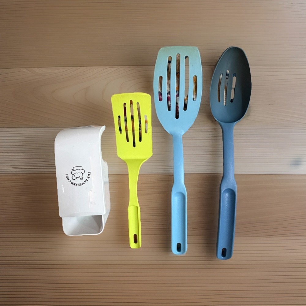 Pampered Chef Lot Spatulas Draining Spoon Measuring Cup